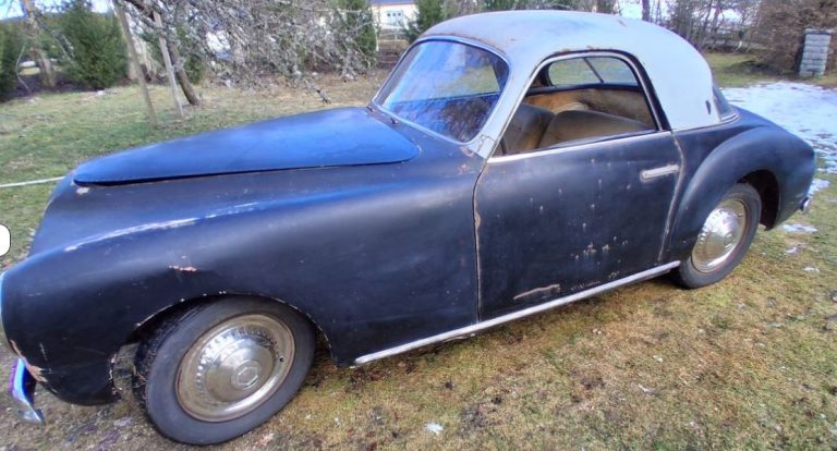 Simca 8 Coupé Sport de 1951 abandonnée, carrosserie sombre patinée par le temps