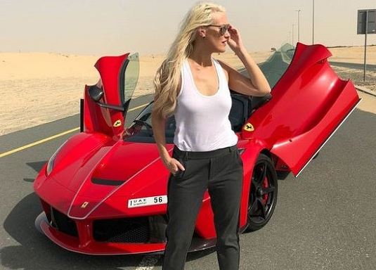 Supercar Blondie présentant une Ferrari LaFerrari, hypercar de collection