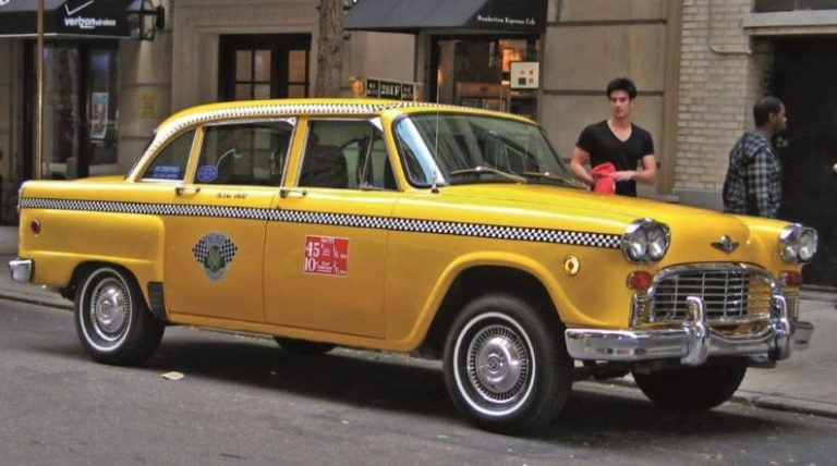 Taxi new yorkais Checker jaune dans une rue de Manhattan, voiture emblématique