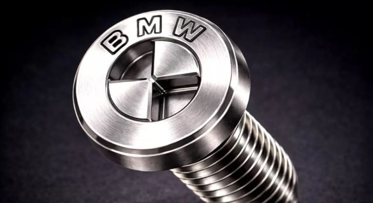 Vis automobile BMW avec tête spécifique intégrant le logo de la marque