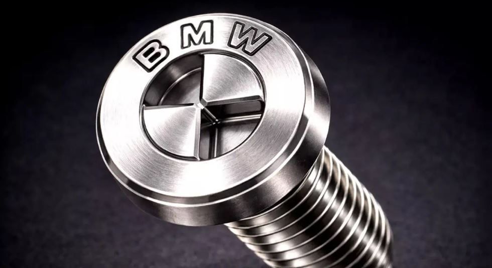 Vis automobile BMW avec tête spécifique intégrant le logo de la marque