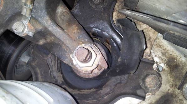 Détail d’un organe mécanique automobile ancien avec vis hexagonale oxydée