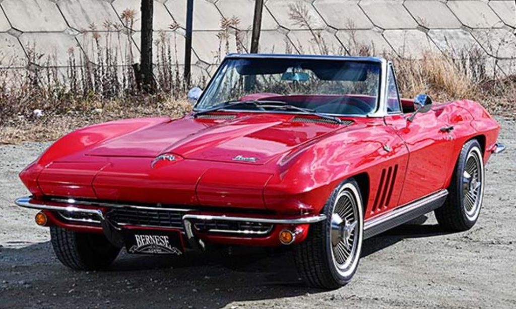 Chevrolet Corvette C2 cabriolet rouge stationnée, vue avant