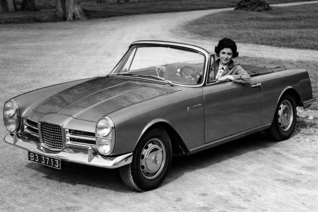 Facel Vega FV3 cabriolet photographiée en noir et blanc, vue trois-quarts avant