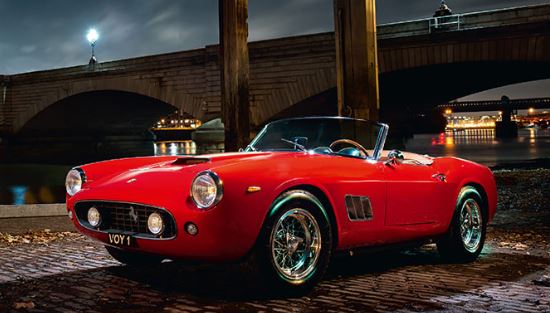 Ferrari 250 GT California cabriolet rouge photographiée de nuit en environnement urbain