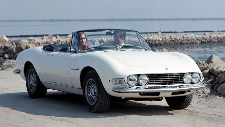 Fiat Dino cabriolet blanche stationnée près de la mer, vue avant