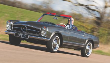 Mercedes 280 SL Pagode cabriolet grise roulant sur route de campagne