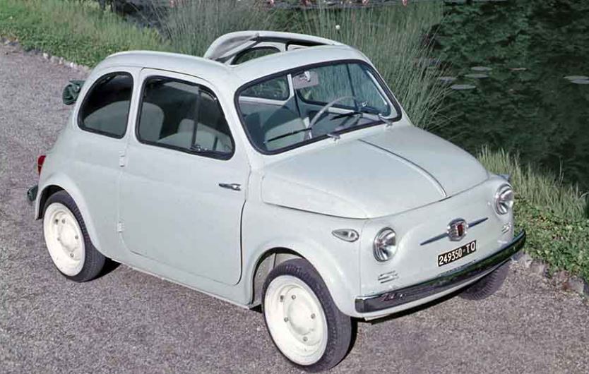 Fiat 500 blanche stationnée sur une route de campagne