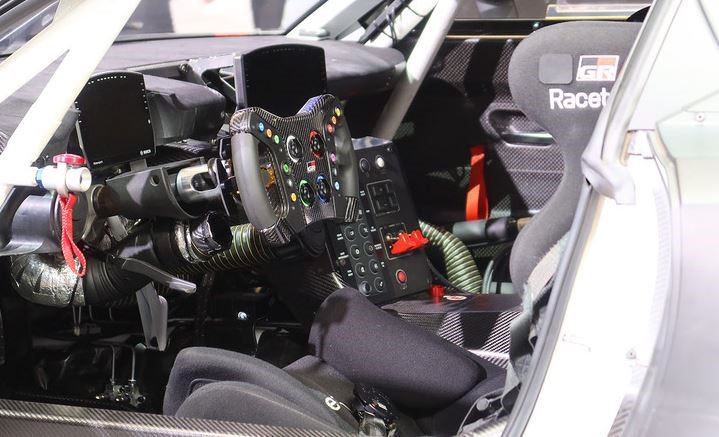 Toyota Gr GT3 le cockpit