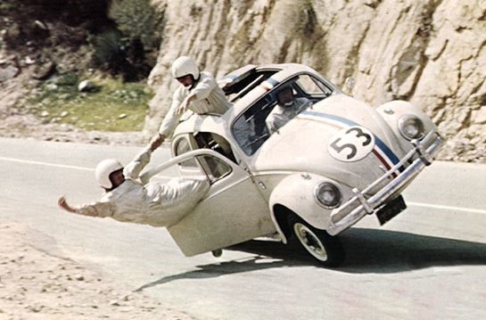 Cascade emblématique de la Coccinelle n°53 dans Un amour de Coccinelle