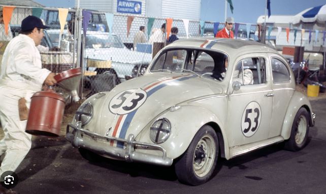 Volkswagen Coccinelle n°53 en action dans le film Un amour de Coccinelle