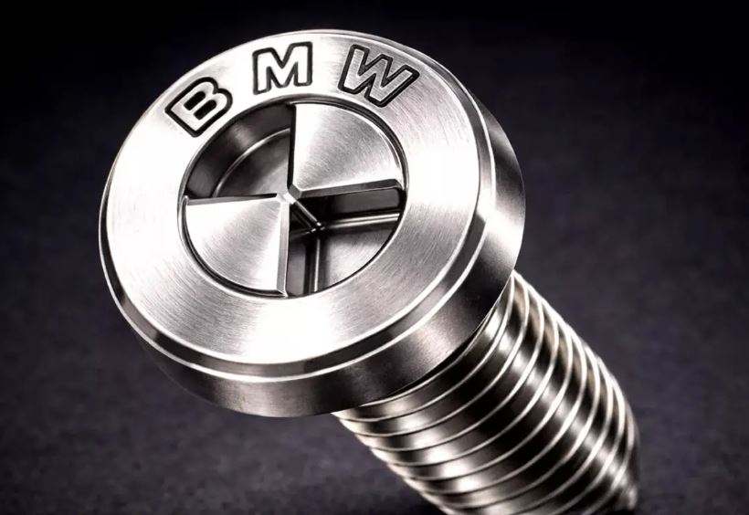 Vis BMW avec tête usinée en forme de logo, détail de l’empreinte mécanique