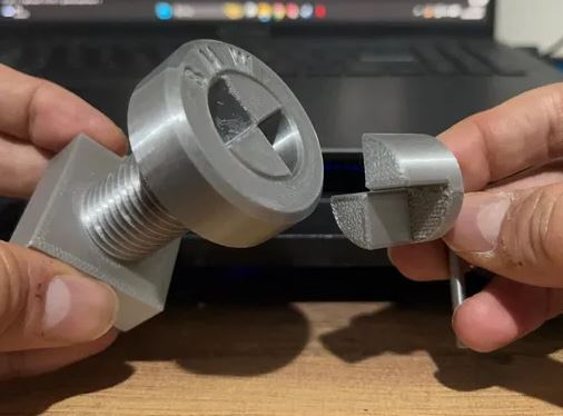 Prototype artisanal de vis BMW reproduisant l’empreinte du logo à grande échelle