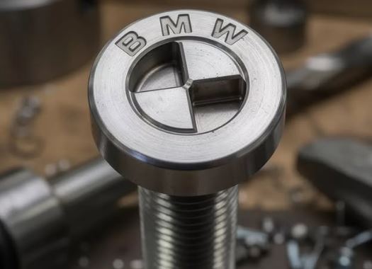 Vis BMW brevetée avec détail empreinte en forme de logo BMW