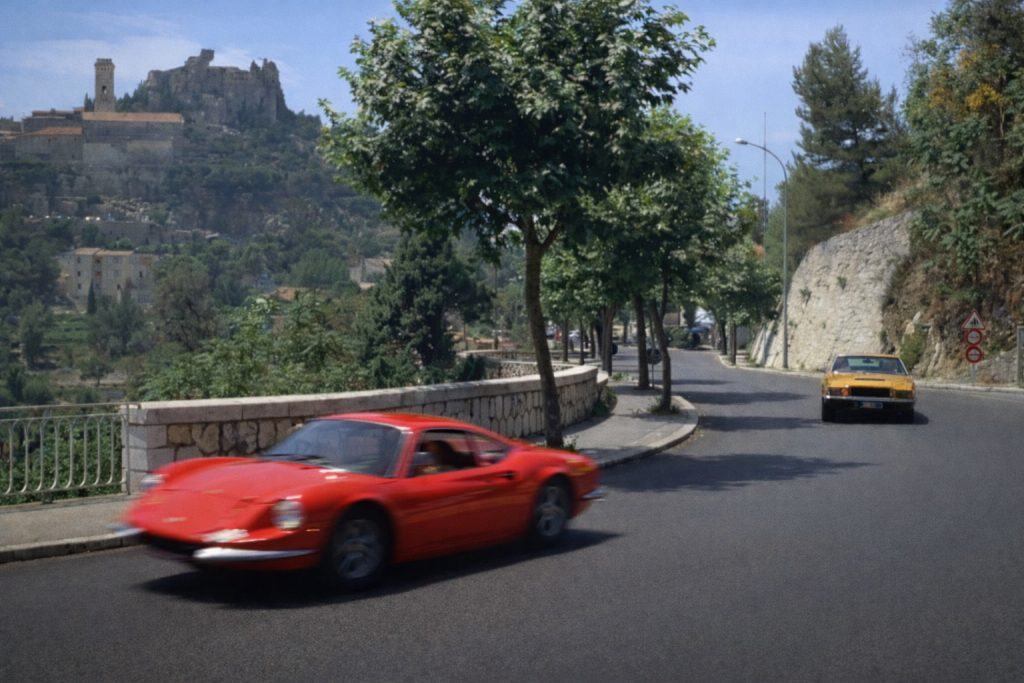 Ferrari Dino 246 GT rouge dans la série Amicalement vôtre, sur route de la Côte d’Azur