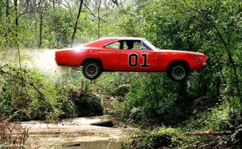 Dodge Charger General Lee de la série Shérif fais-moi peur, en plein saut