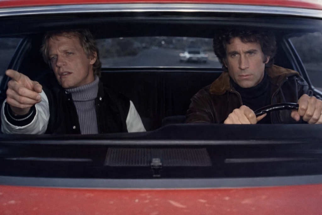 Ford Gran Torino rouge de Starsky et Hutch, vue intérieure avec les deux inspecteurs