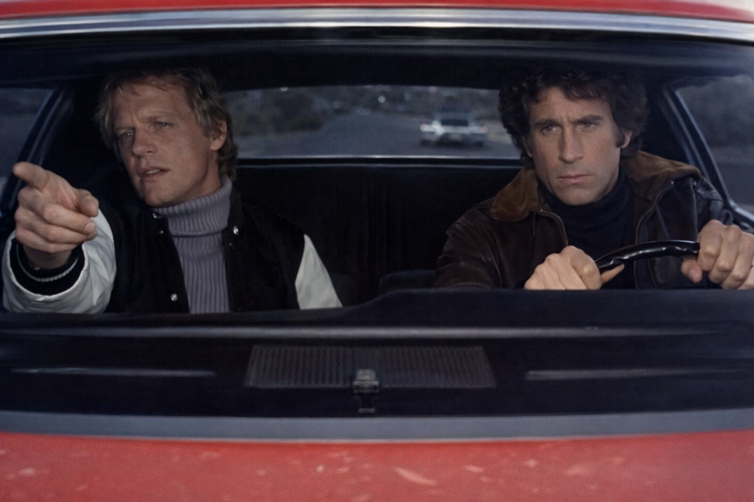 Ford Gran Torino rouge de Starsky et Hutch, vue intérieure avec les deux inspecteurs