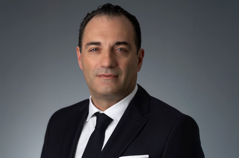 Antonio Filosa, nouveau directeur général de Stellantis, portrait officiel en costume