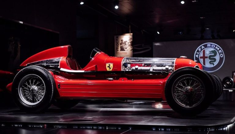 Alfa Romeo 16C Bimotore exposée au musée Alfa Romeo, prototype de course à double moteur des années 1930