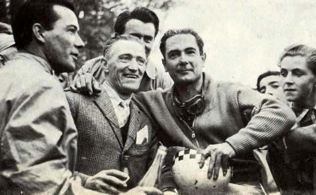 Amédée Gordini aux côtés de Jean Behra après une victoire à Pau en 1954