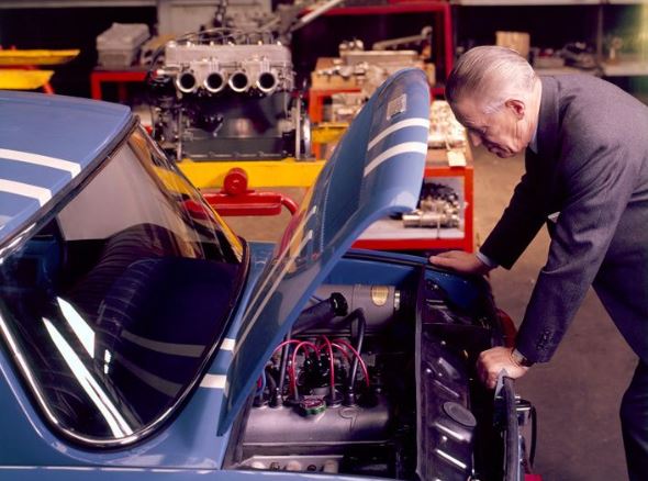 Amédée Gordini penché sur le moteur d’une Renault 8 Gordini