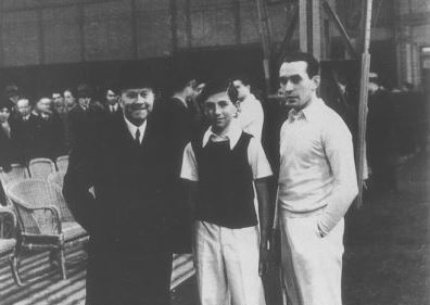 André Citroën et son fils Bernard accueillant Charles Lindbergh aux usines du quai de Javel