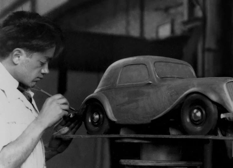 Ingénieur Citroën travaillant sur une maquette de carrosserie dans les ateliers parisiens