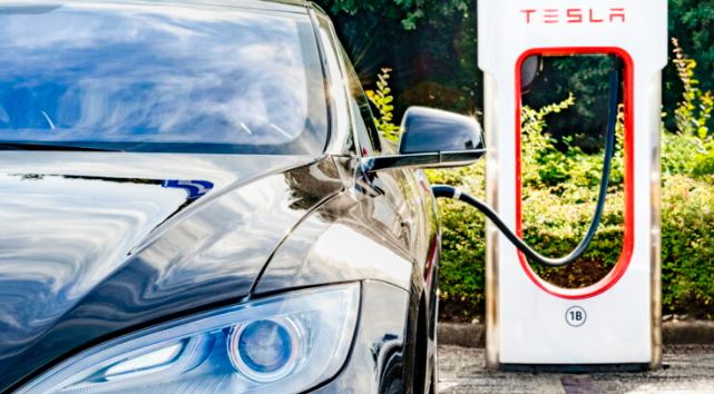 Voiture électrique en recharge impactée par la hausse carte grise 2026