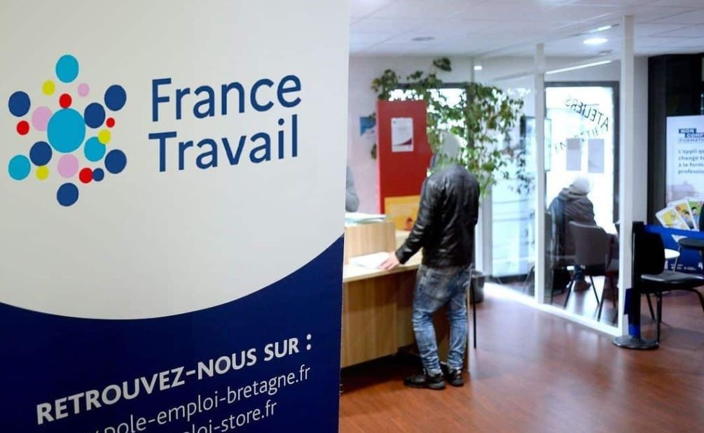 Déclassement des jeunes en France, quand les diplômes mènent à McDo