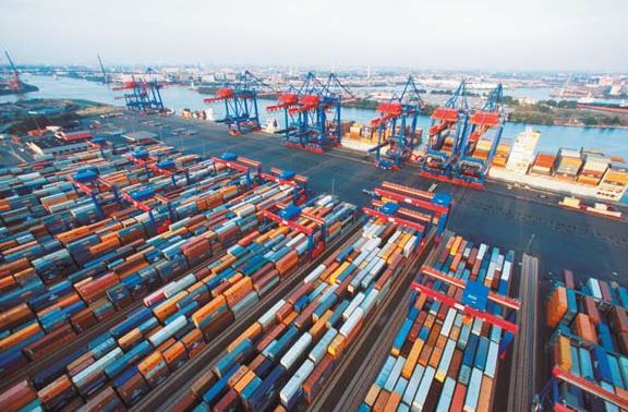 Port industriel avec milliers de conteneurs, illustration des droits de douane Trump et du commerce mondial