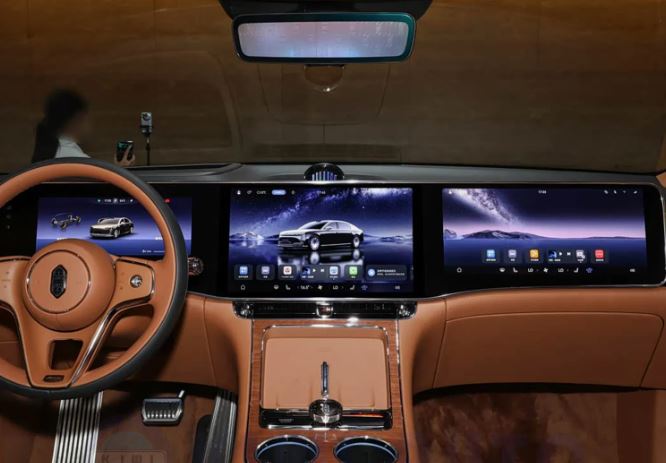 Écran tactile voiture, tableau de bord numérique et cockpit entièrement digital