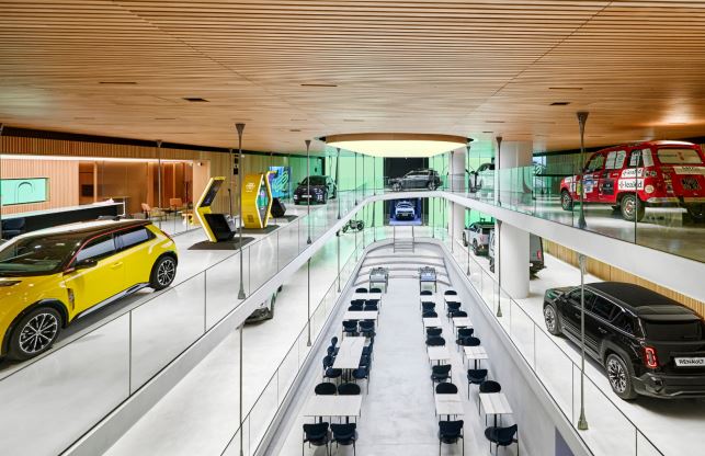 Showroom Renault sur les Champs-Élysées avec plusieurs voitures neuves exposées
