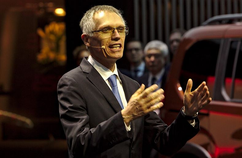 Carlos Tavares s’exprimant lors d’une présentation publique de Stellantis, micro casque et gestuelle expressive