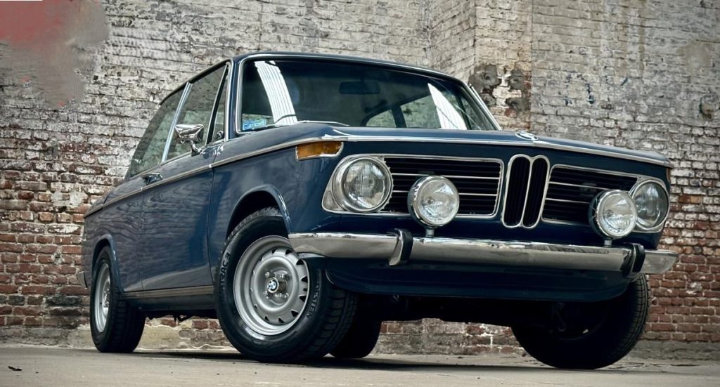 BMW 2002 tii bleue vue de face, compacte sportive emblématique de BMW
