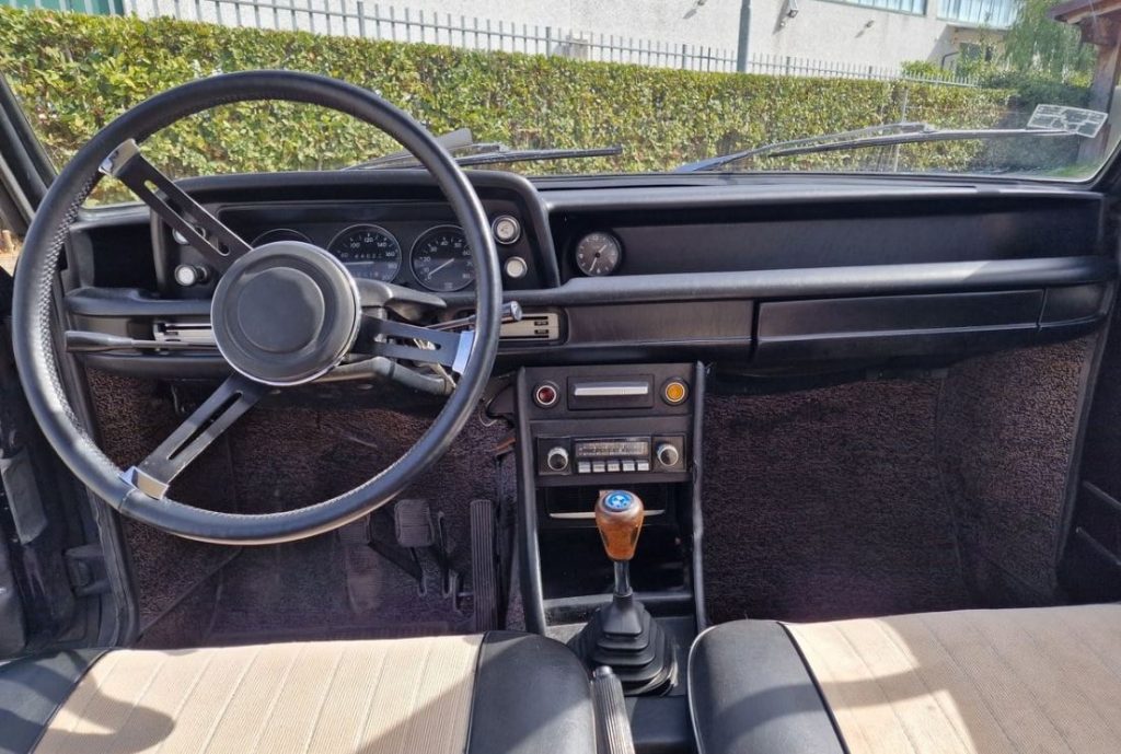 Intérieur BMW 2002 tii avec tableau de bord vintage et volant trois branches