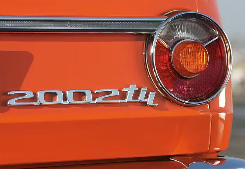 Logo BMW 2002 tii sur l'arrière, détail emblématique du modèle