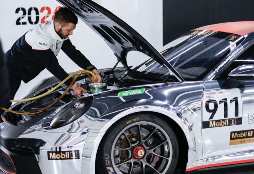 Porsche de compétition alimentée en carburant de synthèse lors d’une démonstration technique
