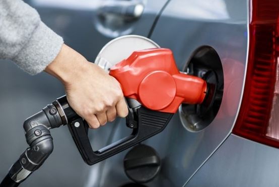 Véhicule faisant le plein de carburant de synthèse à une pompe classique