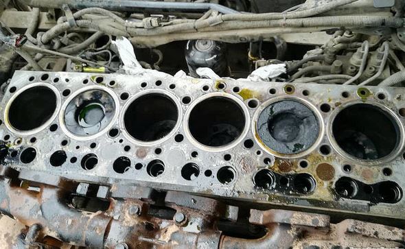 Pistons endommagés dans un moteur six cylindres après casse moteur