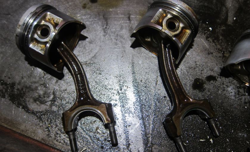 Bielles tordues et pistons déformés après défaillance mécanique interne