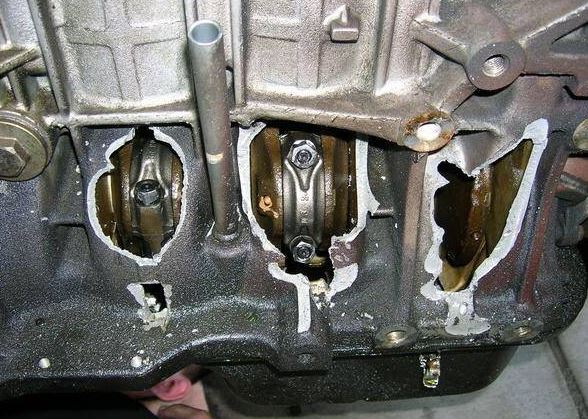 Carter moteur perforé après rupture de bielles lors d’une casse moteur