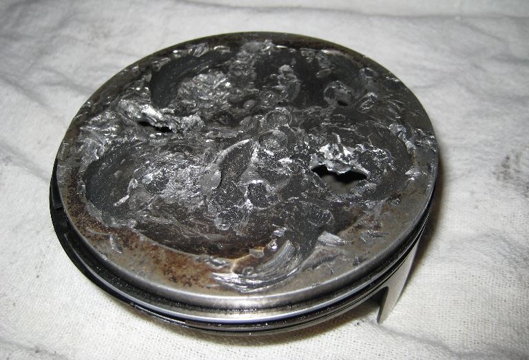 Tête de piston gravement endommagée après contact avec les soupapes
