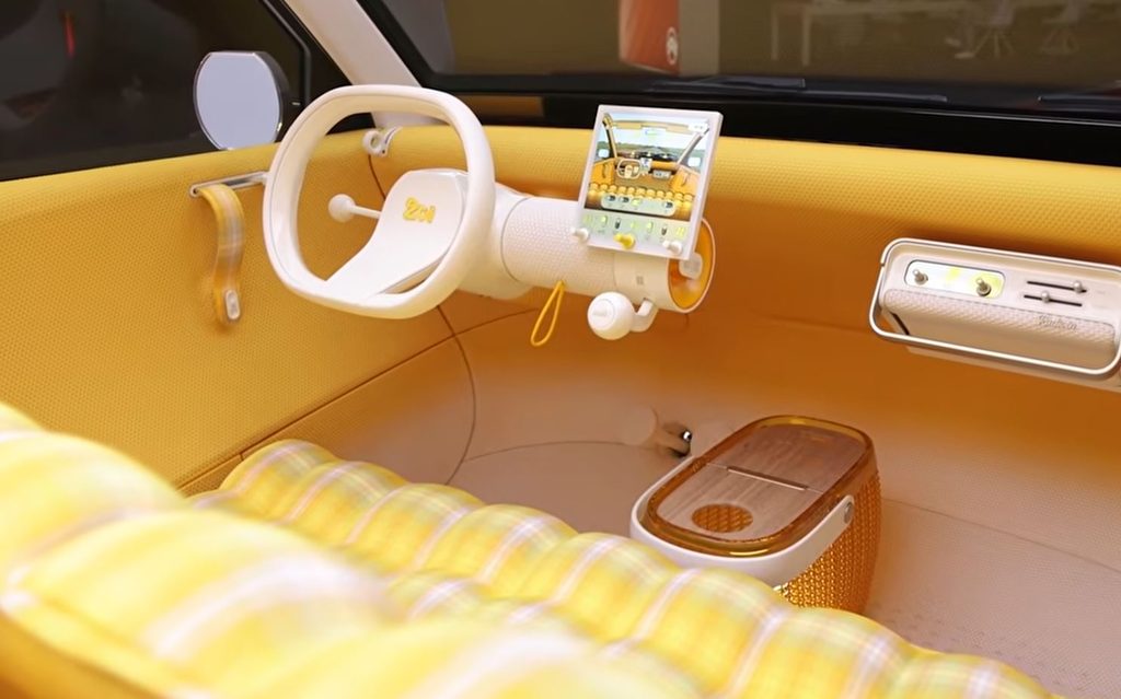 Intérieur du concept Citroën 2CV 2026 avec volant blanc, écran central et sellerie jaune