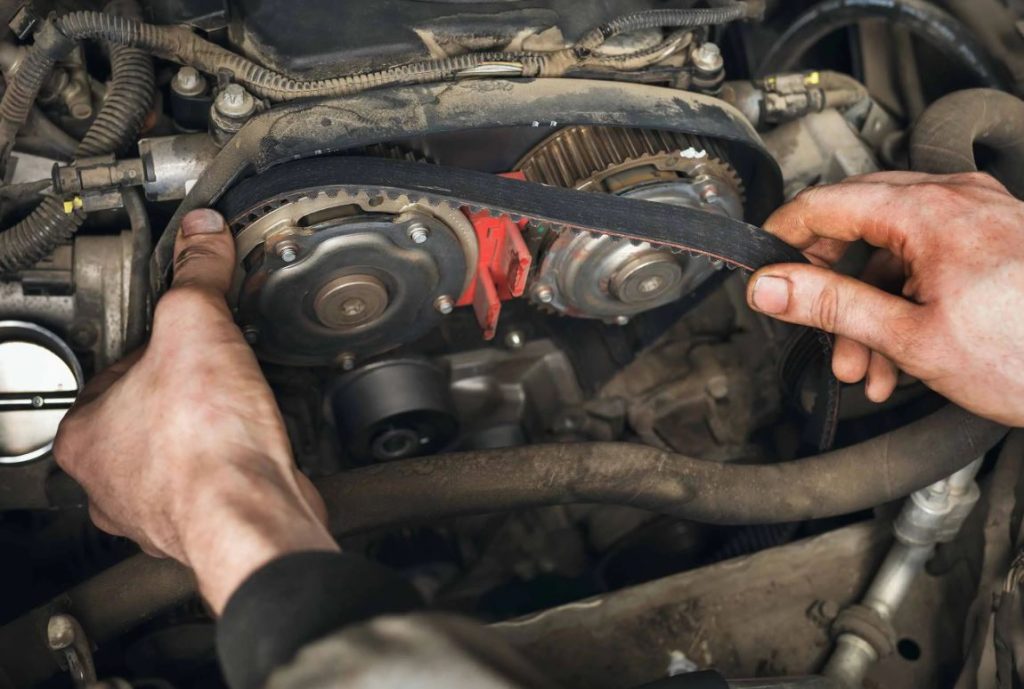 Remplacement d’une courroie de distribution avec outil de blocage des poulies en atelier