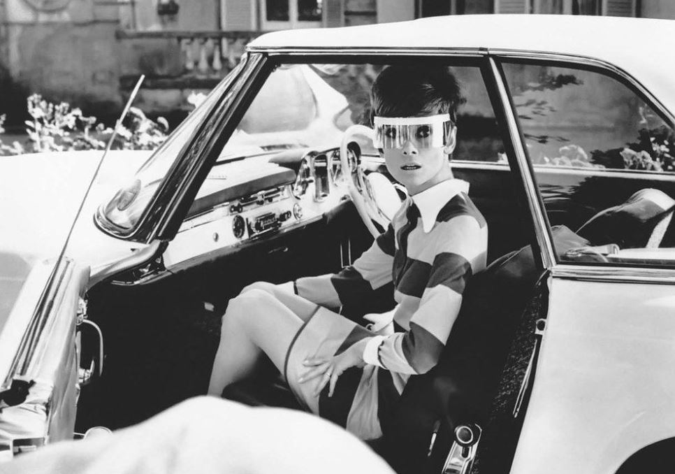 Audrey Hepburn dans’une Mercedes SL dans les années 1960