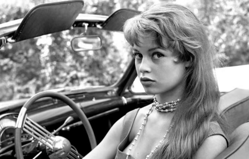 Brigitte Bardot posant dans d’une voiture de sport dans les années 1960