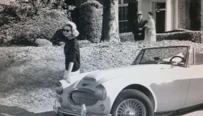 Grace Kelly près d’une Austin-Healey 3000 décapotable