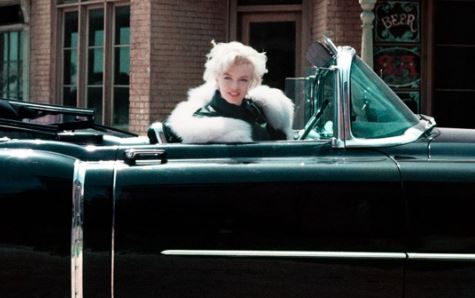 Marilyn Monroe au volant d’un cabriolet américain des années 1950