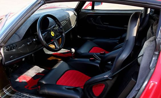 Intérieur dépouillé de la Ferrari F50 avec sièges baquets et boîte manuelle